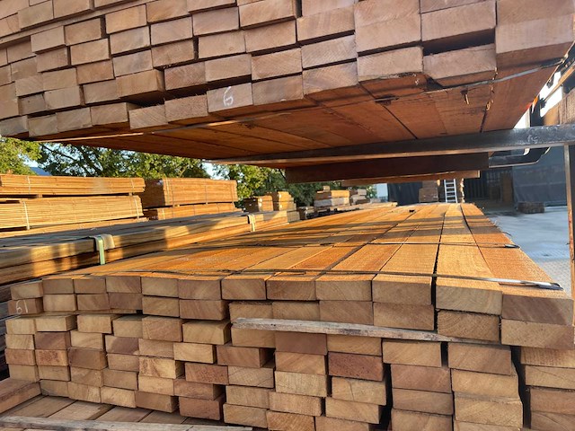 Guyana teak planken fijnbezaagd 3350-4000x80x31mm (204x) - afbeelding 1 van  3
