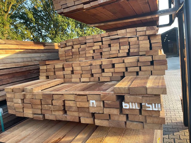 Guyana teak planken fijnbezaagd 3350-4000x80x31mm (204x) - afbeelding 3 van  3