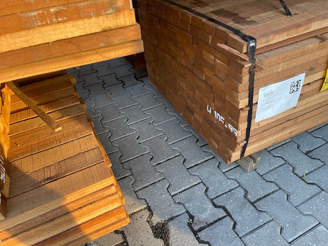 Guyana teak planken fijnbezaagd 4300x80x31mm (120x) - afbeelding 3 van  3