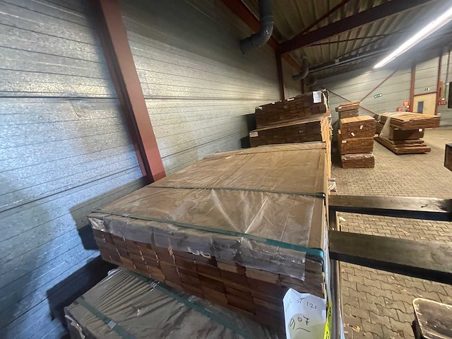 Guyana teak planken geschaafd 1250x90x21mm (121x) - afbeelding 1 van  3