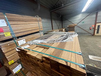 Guyana teak planken geschaafd 1250x90x25mm (217x) - afbeelding 1 van  3