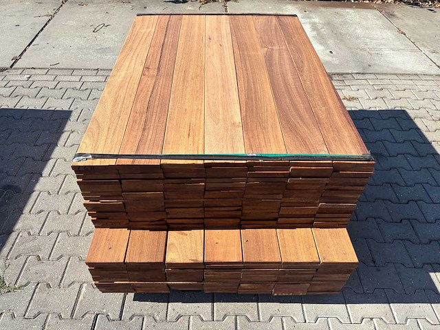 Guyana teak planken geschaafd 1400-1550x145x21mm (196x) - afbeelding 1 van  3