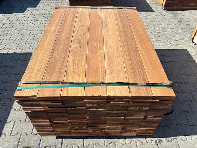 Guyana teak planken geschaafd 1400x145x21mm (189x) - afbeelding 1 van  3
