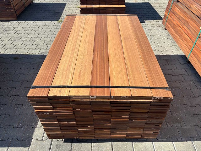 Guyana teak planken geschaafd 1550x145x21mm (189x) - afbeelding 1 van  3