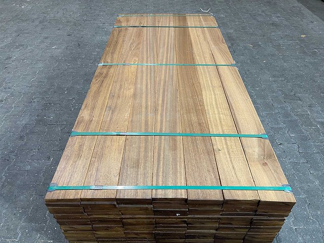 Guyana teak planken geschaafd 2150x140x25mm (140x) - afbeelding 1 van  4