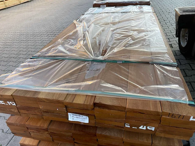 Guyana teak planken geschaafd 2150x140x25mm (42x) - afbeelding 1 van  3