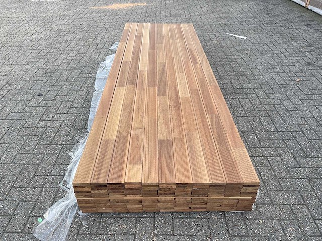 Guyana teak planken geschaafd 2450x90x21mm (297x) - afbeelding 1 van  4