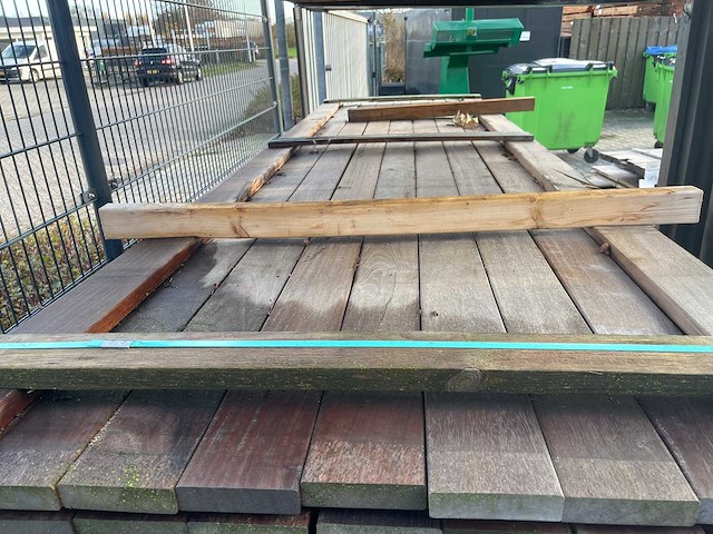 Guyana teak planken geschaafd 3050x90x25mm (83x) - afbeelding 1 van  3