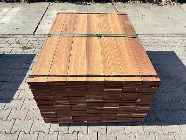 Guyana teak planken geschaafd 700-1400x145x21mm (357x) - afbeelding 1 van  3