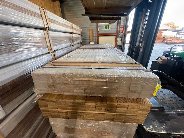 Guyana teak planken geschaafd gevingerlast 3000x90x27mm (74x) - afbeelding 1 van  3