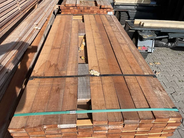 Guyana teak regels fijnbezaagd 1850-2150x80x33mm (174x) - afbeelding 1 van  3