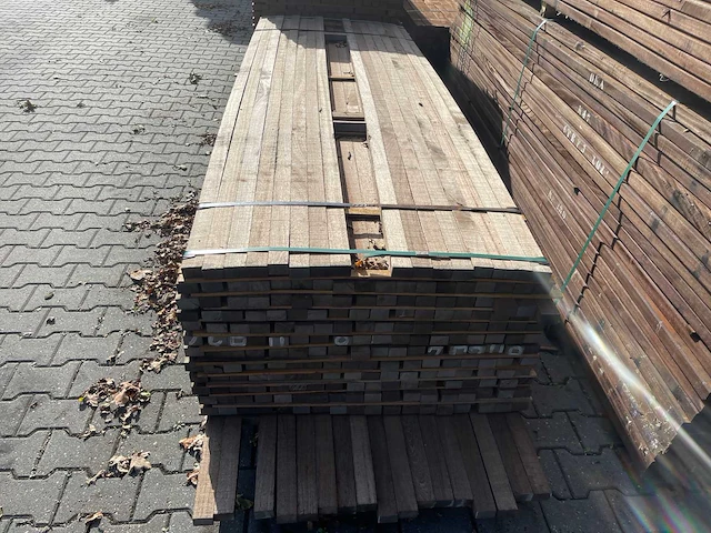 Guyana teak regels fijnbezaagd 2750-3050x50x32mm (232x) - afbeelding 1 van  3