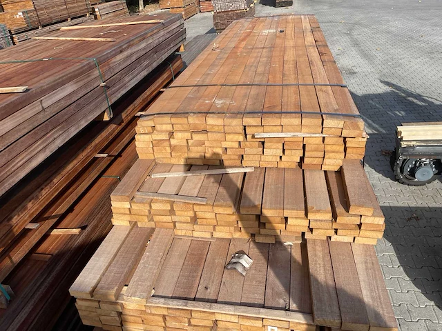 Guyana teak regels fijnbezaagd 3350-4000x80x31mm (204x) - afbeelding 1 van  3