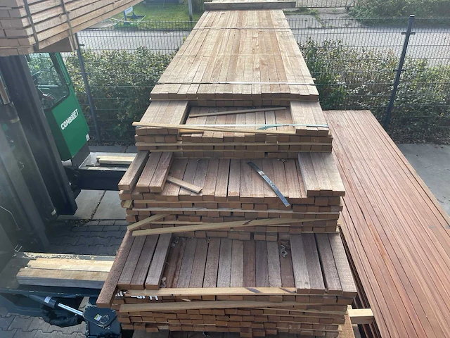 Guyana teak regels fijnbezaagd 4300-4600x50x31mm (222x) - afbeelding 1 van  3