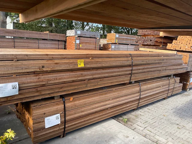 Guyana teak regels fijnbezaagd 4600-5200x80x31mm (204x) - afbeelding 1 van  3