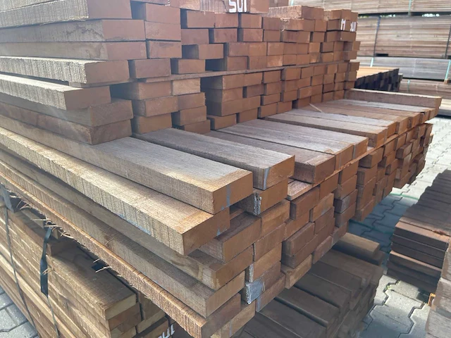 Guyana teak regels fijnbezaagd 4600-5200x80x31mm (204x) - afbeelding 3 van  3
