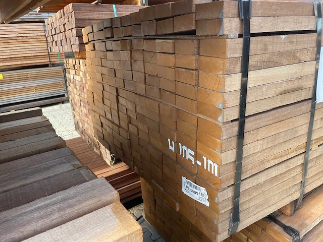 Guyana teak regels fijnbezaagd 4600x80x31mm (120x) - afbeelding 3 van  3