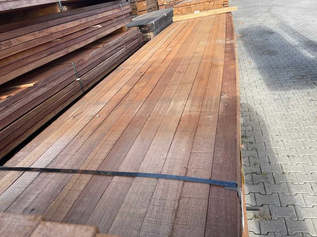Guyana teak regels fijnbezaagd 4600x80x31mm (84x) - afbeelding 2 van  3