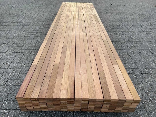 Guyana teak regels geschaafd gevingerlast 3950x60x40mm (75x) - afbeelding 1 van  4