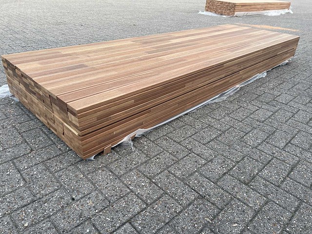 Guyana teak regels gevingerlast geschaafd 2750x90x25mm (54x) - afbeelding 2 van  3
