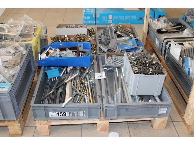 Haakankers en poortbeslag op pallet. - afbeelding 1 van  3