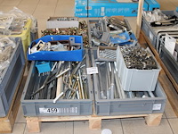 Haakankers en poortbeslag op pallet. - afbeelding 1 van  3