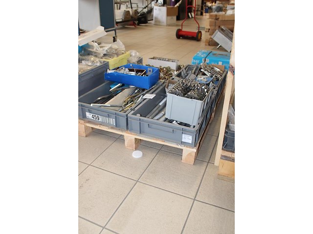 Haakankers en poortbeslag op pallet. - afbeelding 2 van  3