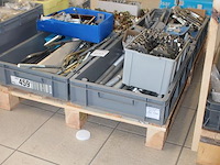 Haakankers en poortbeslag op pallet. - afbeelding 2 van  3