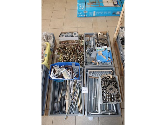 Haakankers en poortbeslag op pallet. - afbeelding 3 van  3