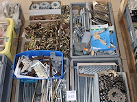 Haakankers en poortbeslag op pallet. - afbeelding 3 van  3