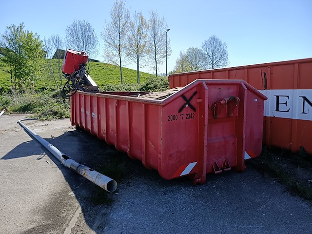 Haakarm afzetcontainer, gevuld met oud ijzer - afbeelding 1 van  6