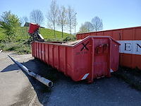 Haakarm afzetcontainer, gevuld met oud ijzer