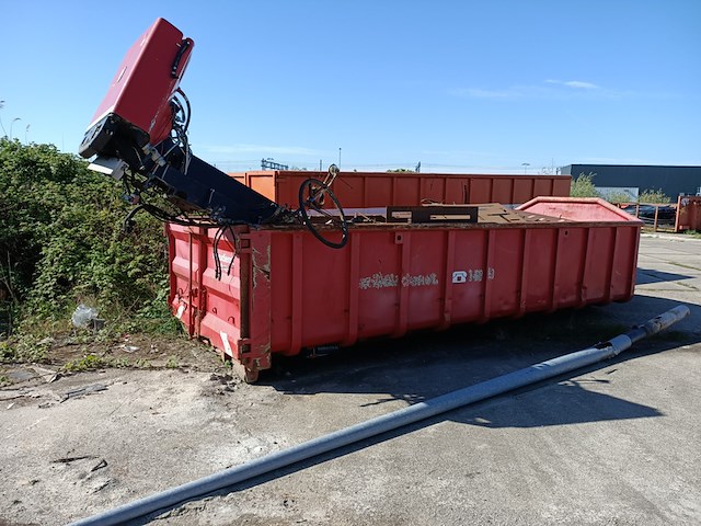 Haakarm afzetcontainer, gevuld met oud ijzer - afbeelding 2 van  6