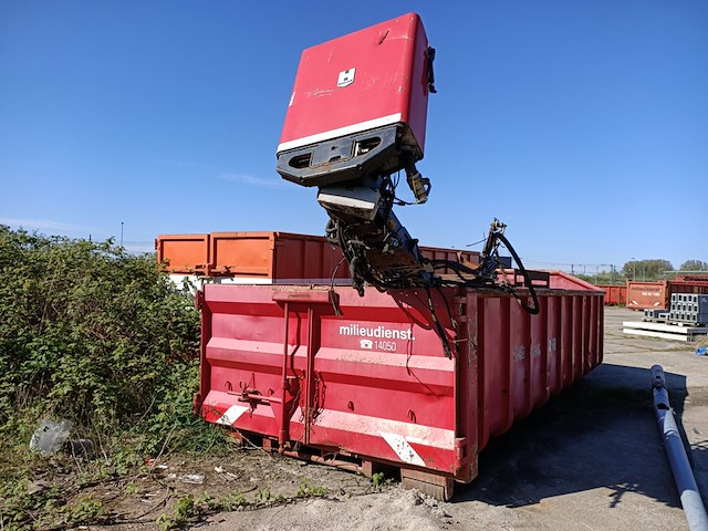 Haakarm afzetcontainer, gevuld met oud ijzer - afbeelding 3 van  6