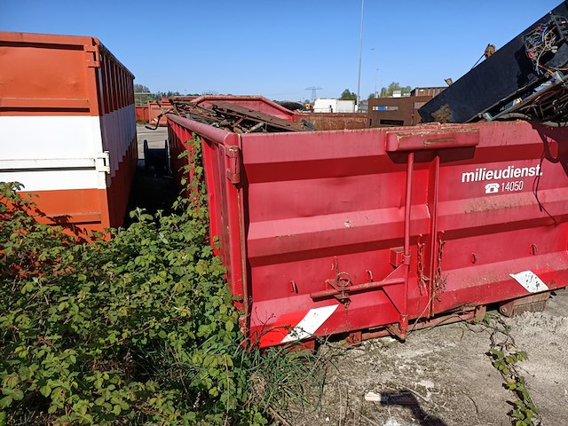Haakarm afzetcontainer, gevuld met oud ijzer - afbeelding 4 van  6