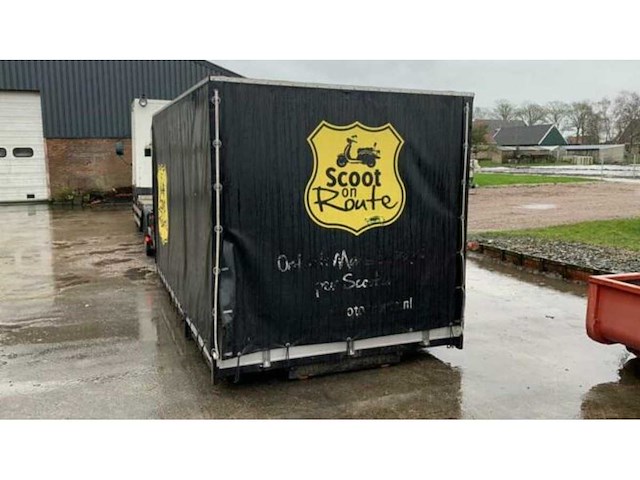 Haakarm container dicht met zeilen - container - afbeelding 1 van  4