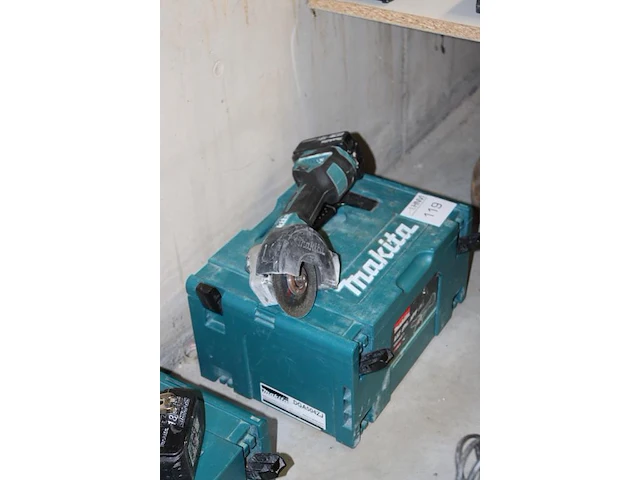Haakse accu slijptol makita dga504 met accu en kunststoffen koffer - afbeelding 2 van  2
