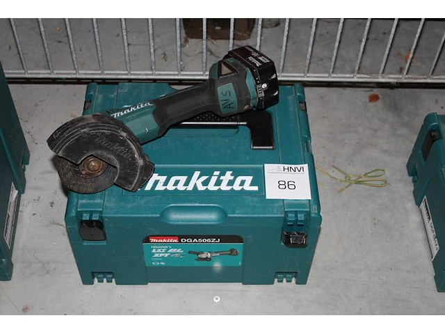 Haakse accu slijptol makita dga506zj met accu en kunststoffen koffer - afbeelding 1 van  2