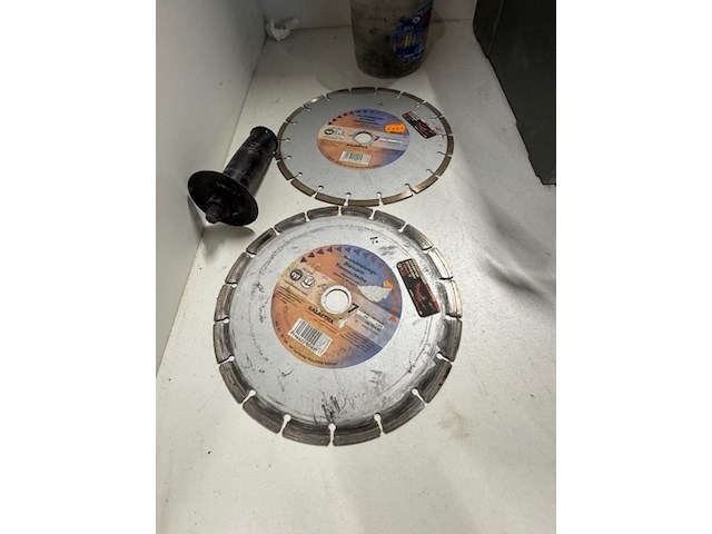 Haakse slijper makita, ga9010c, met 2 diamant schijven - afbeelding 4 van  5