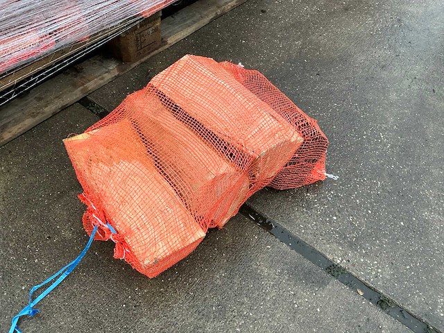 Haardhout in net (63x) - afbeelding 6 van  6