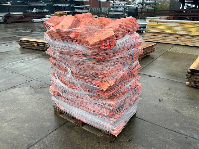 Haardhout in net (63x) - afbeelding 1 van  6