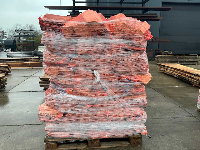 Haardhout in net (63x) - afbeelding 2 van  6