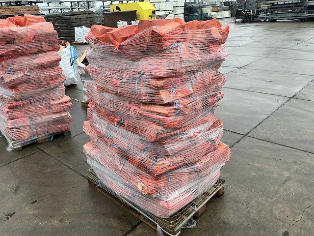 Haardhout in net (63x) - afbeelding 4 van  6