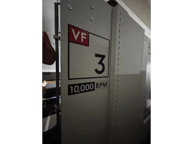 Haas + kawasaki - 2007 - vf-3dhe - verticale machinecentra + laad- ontlaadrobot - afbeelding 15 van  21