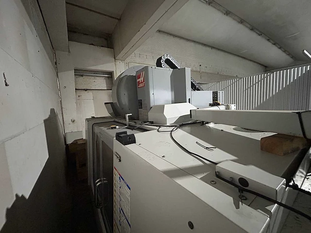 Haas + kawasaki - 2007 - vf-3dhe - verticale machinecentra + laad- ontlaadrobot - afbeelding 14 van  24