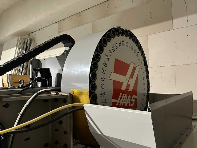 Haas + kawasaki - 2007 - vf-3dhe - verticale machinecentra + laad- ontlaadrobot - afbeelding 1 van  24