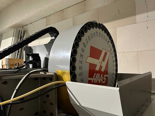 Haas + kawasaki - 2007 - vf-3dhe - verticale machinecentra + laad- ontlaadrobot - afbeelding 1 van  24