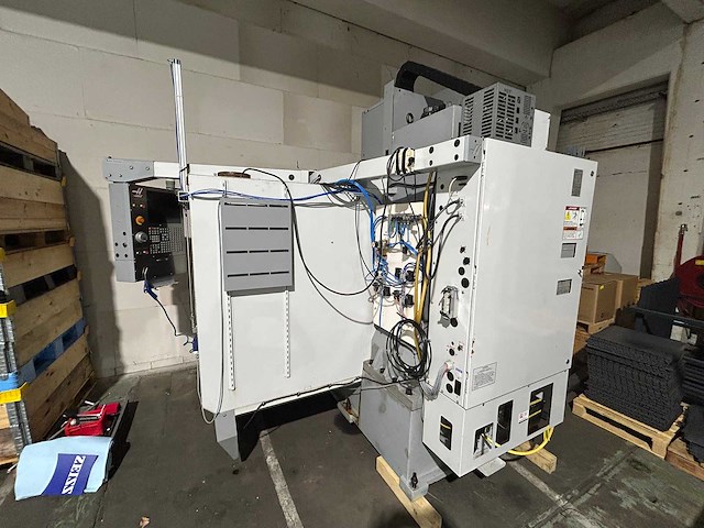 Haas + kawasaki - 2007 - vf-3dhe - verticale machinecentra + laad- ontlaadrobot - afbeelding 12 van  24