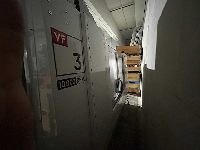 Haas + kawasaki - 2007 - vf-3dhe - verticale machinecentra + laad- ontlaadrobot - afbeelding 19 van  24