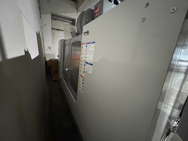 Haas + kawasaki - 2007 - vf-3dhe - verticale machinecentra + laad- ontlaadrobot - afbeelding 21 van  24
